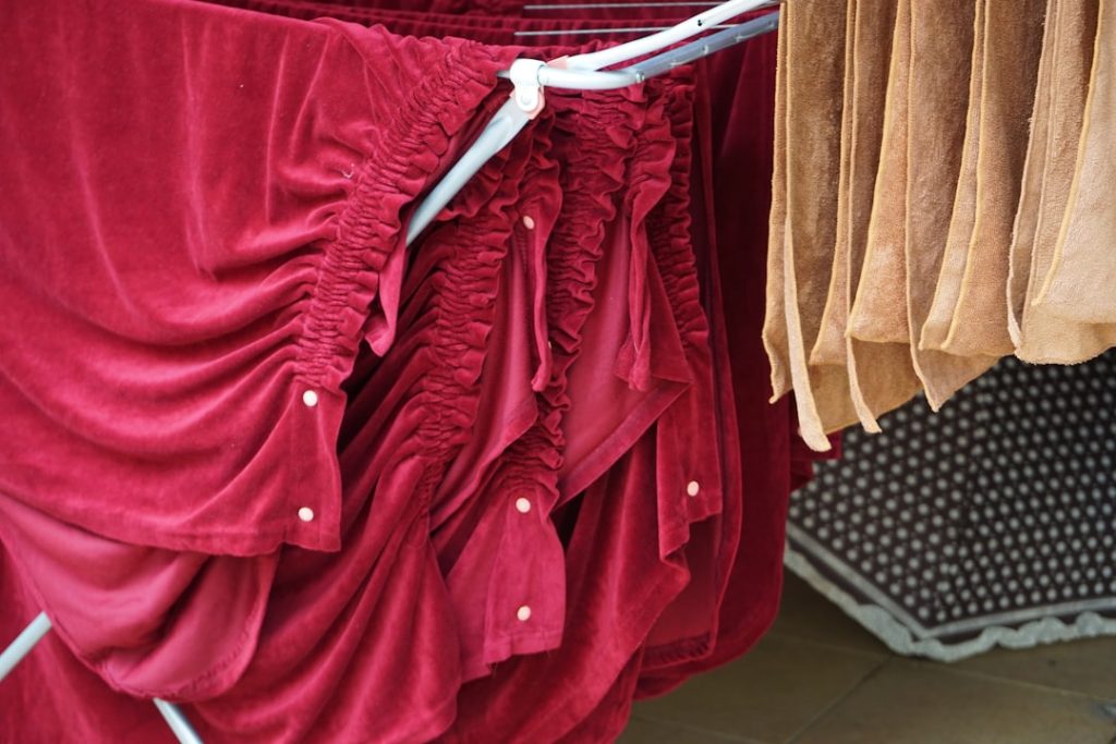 Waschsymbole verstehen: So pflegt man Kleidung richtig